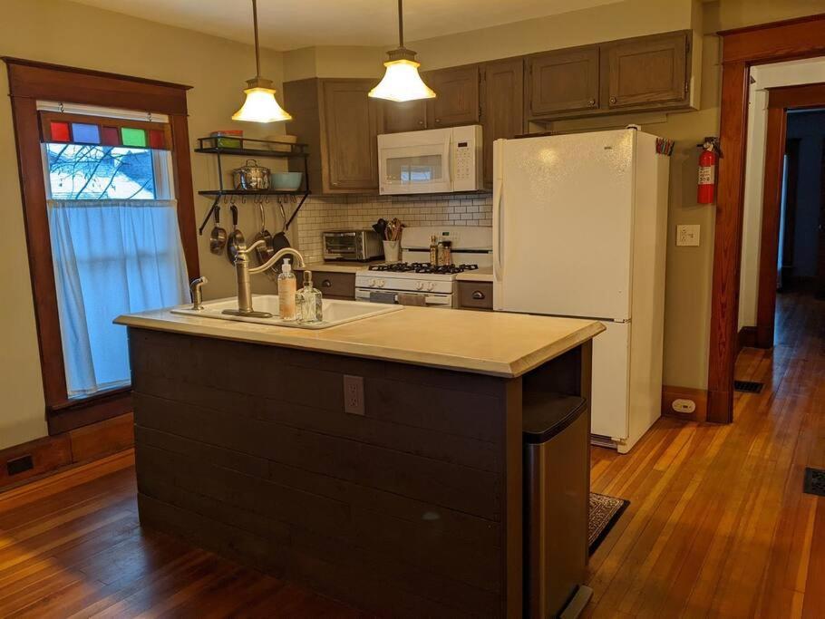 Large Bakery Apartment - Central Downtown Location Фрідонія Екстер'єр фото